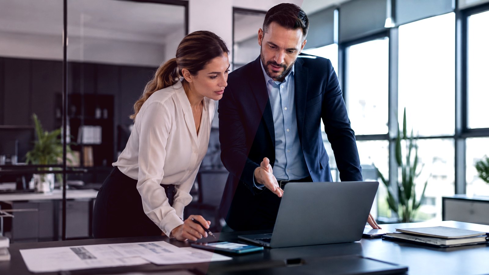 Professionnels analysant des documents dans un bureau
